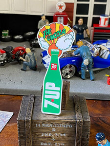 セブンアップ・オフィシャルロゴステッカー（60年代ロゴ/ボトル）　7UP ■ アメリカン雑貨 アメリカ雑貨