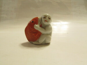 (　会津若松・旧家・蔵出し　)(　明治時代の小さな磁器人形・小穴２個ある・鯛を抱く童子像　)水滴か・貴重・珍品