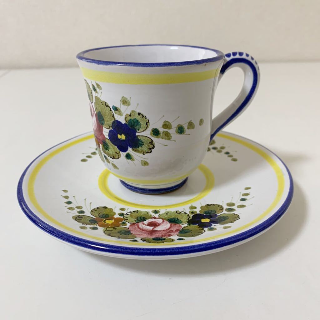 Hergestellt in Italien, handbemalte Keramiktasse, Tasse und Untertasse, TGM Italien, Seriennummer 192/8, Geschirr, Kücheninterieur, Teeutensilien, Tasse und Untertasse, Kaffeetasse