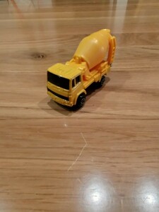 マイスト コンクリートミキサー車（Maisto Concrete Mixing Transport Trucks）トミカサイズ、ダイキャストミニカー　箱無し