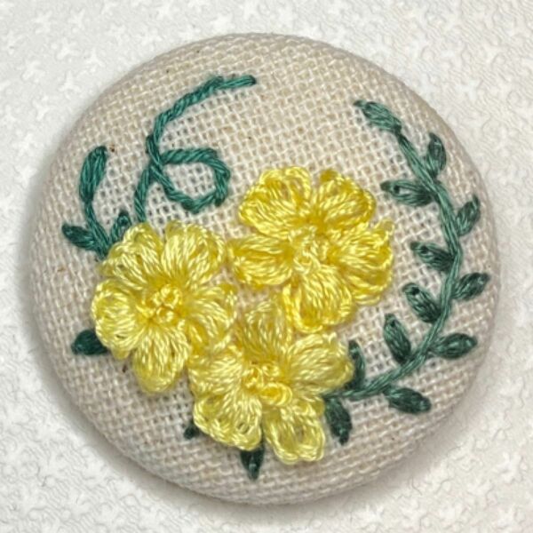 刺繍ブローチ　明るい黄色系お花　 ハンドメイド