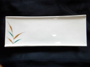 料亭の皿 有田焼　　　長方形皿　　まな板皿　　笹の葉の図柄　　　美品　　　