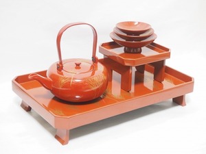 C0254 朱塗 松竹梅 屠蘇器 四ツ揃 古い ☆ 神具 酒器 漆器 木製 屠蘇具 銚子 杯 盃 組盃 酒杯 酒盃 盃台 花月台 セット 縁起物 古玩 時代物