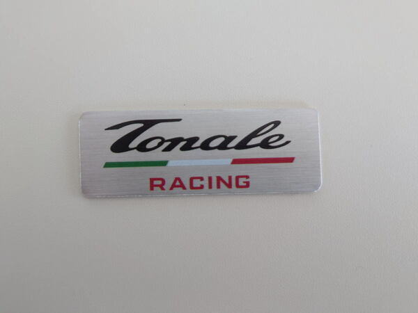 アルファロメオ トナーレ(Tonale) 向け「Tonale Racing」 装飾用 アルミ ステッカー バッジ 1枚