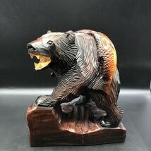 熊の人形とガラスケースセット　北海道　木彫り　八雲　アイヌ　置物　インテリア　ガラスケースのサイズ:26.5cm 37×29.5×26.5cm_画像2