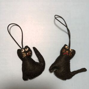 24★ハンドメイド 2ひきのくろねこストラップ