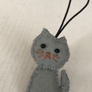 19★ハンドメイド グレーのにゃんこストラップ