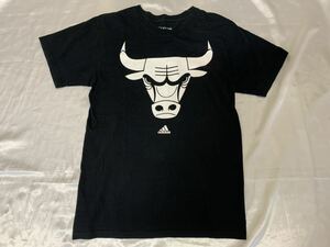 【送料無料 値下げ交渉歓迎】アディダス NBAシカゴブルズ 半袖Tシャツ Ｍ ブラックホワイト 3本ライン 古着 ジョーダン ジャージ バスケ