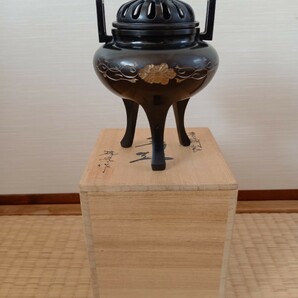 利久長足彫金香炉であります。富山県高岡市にて製造された　銅製の香枦です。幅11㎝　高さ14㎝　彫金が入っているので引き立つと思います。