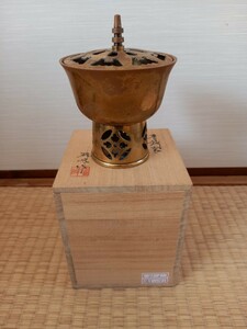 銅製の陽光香枦であります。幅10.2㎝　高さ13㎝です。富山県高岡市にて製造された　香枦です。床の間なり玄関先なりに飾って下さい。是非!