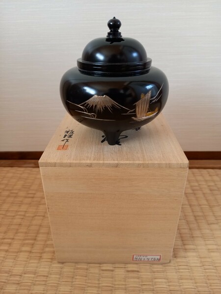 丸型彫金香炉(富士)であります。銅製　幅11㎝　高さ11㎝です。富山県高岡市にて製造　銅製の香枦で彫金仕上げをしていますので豪華です。