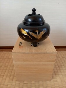 丸型彫金香枦(双鶴)であります。幅11㎝　高さ11㎝です。銅製の香枦で双鶴を彫金仕上げして　いますので飾れば引き立つと　思いますので是非