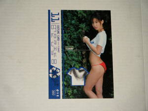 □■BOMB(2006)/大久保麻梨子 コスチュームカード11(白Tシャツ 黒ペン直筆の一部分入り) #018/330