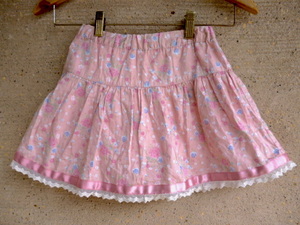 any FAMeniifam skirt pink flower pattern hem . race 110