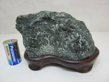 Ｋ　国産鉱物　自然石　観賞石　鉱物　木製台座付き　16.5cmx10cmx10cm_画像1