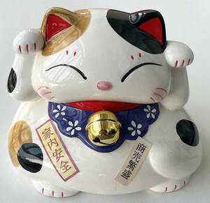 * width approximately 17cm.. thing futoshi .. maneki-neko savings box quotient ... house inside safety three wool cat ornament figure objet d'art 