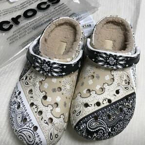 新品未使用  クロックス CLASSIC LINED BANDANA CLOG クラシックラインバンダナクロッグ サンダル マルチ 男女兼用モデル サイズ24cmの画像1