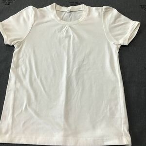 used 子供服「 西松屋 半袖Tシャツ 白色 140cm 」 綿60% / シンプルな半袖Tシャツなので、かわいいワンピースの下に合わせてください