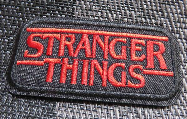 角丸長方形HQ黒赤■新品アメリカ 『ストレンジャー・シングス 未知の世界』Stranger Things刺繍ワッペン激渋■ドラマ　映画■洋服　衣服DIY