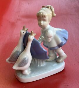 BELLWOOD フィギュリン　（陶器人形）アヒルと遊ぶ少女　送料無料
