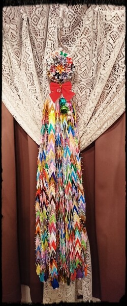綺麗!!くす玉☆千羽鶴☆千羽鶴はカニカンフックで着脱可~御鈴が3つ揺れて♪赤リボン飾り☆商売繁盛/願成就/縁起担ぎ/プレゼント/励まし
