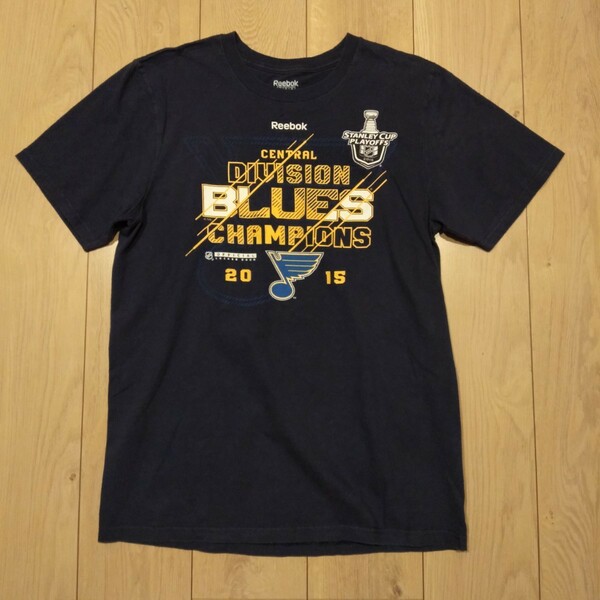 USA古着卸 Mサイズ Reebok NHL リーボック DIVISION BLUES NHL CHAMPIONS 2015 セントルイス ブルース ロゴ プリント Tシャツ