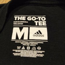 USA古着卸 Mサイズ adidas THE GO TO TEE アディダス ウィスコンシン大学 ロゴ アメフト プリント Tシャツ_画像4