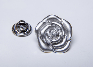 ◆ピンバッジ バラ薔薇の花・・♬～　ラペルピン ONYX-ART LONDON LP661 LAPEL PIN ROSE　花びらは美しくシルバー臨場感があります