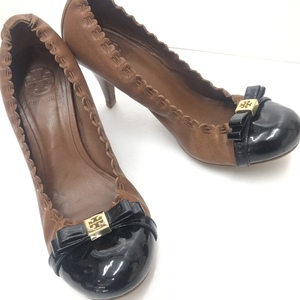 ●TORY BURCH トリーバーチ パンプス ヒール 6 1/2 M 約23.5 リボン レザー エナメル 黒×茶系 /T030007