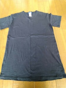 ・即決　中古美品　紺Vネック半袖Tシャツ（M)2