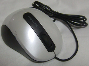 手に馴染みやすい標準サイズのBlueLED３ボタンマウス(白,外形寸法:幅64 × 奥行103 × 高さ38mm)。