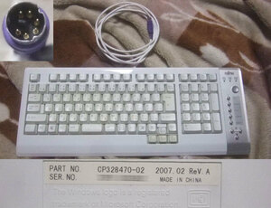 FUJITSUロゴ入りPS2キーボード(白)。