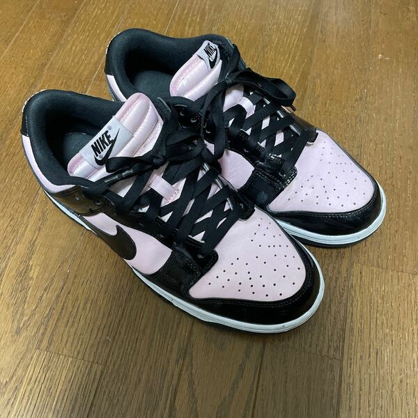 ナイキ ウィメンズ ダンク ロー エッセンシャル "ブラック パテント レザー" DUNK ピンク