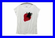 ●美品 クローラ CROLLA ワールド カットソー ドルマンスリーブTシャツ 苺柄 ホワイト 白 ビジュー 服上 F4527_画像1