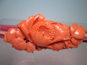 【江月】 アンティーク・本珊瑚 牡丹の花彫刻の帯留め 16g ケース付