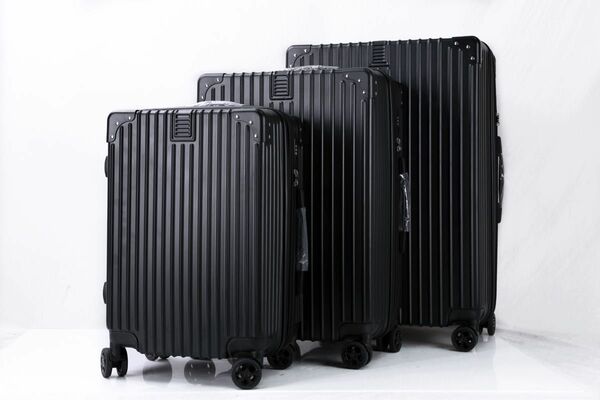 軽量Sサイズ　静音8輪　TSAロック　キャリーバッグ　スーツケース　キャリーケース　ブラック