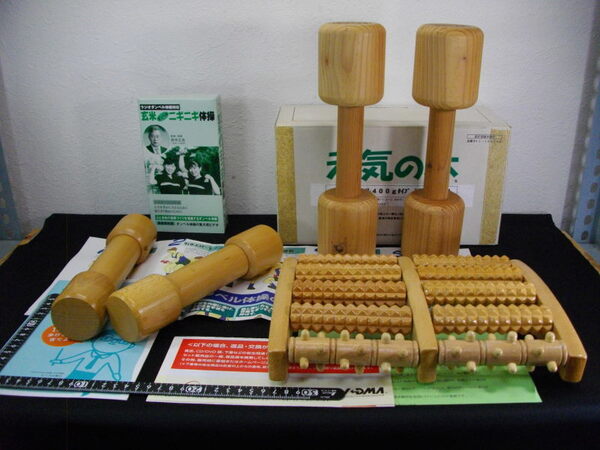 ■送料無料!■まとめて■木製ダンベル■400グラム×2■900グラム×2■木製アレイ■足裏マッサージ■足つぼ刺激マット付き!