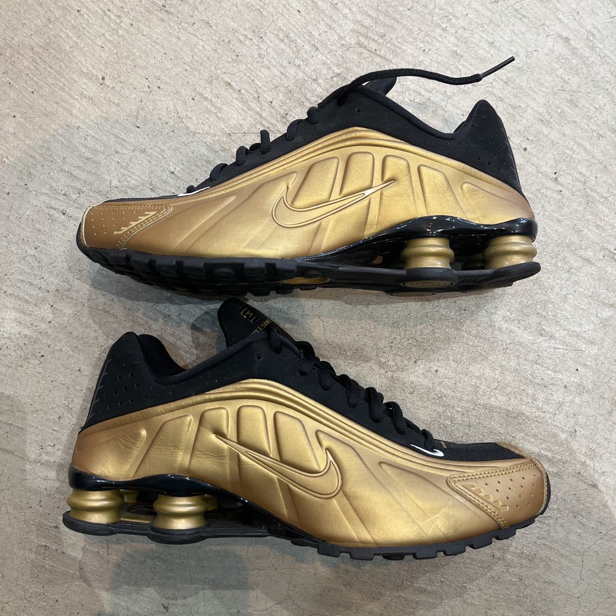 ヤフオク! -「nike shox r4」(ナイキ) (スニーカー)の落札相場・落札価格