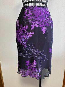 【最終値下げ】裾が可愛い　ボタニカル柄エレガントタイトスカート
