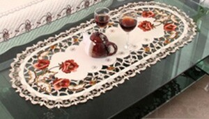 カットワーク刺が美しい赤い花のテーブルセンター　ランナー　クロス　楕円形　40×85㎝　敷物　食卓　センター重ね　ガラステーブル③　