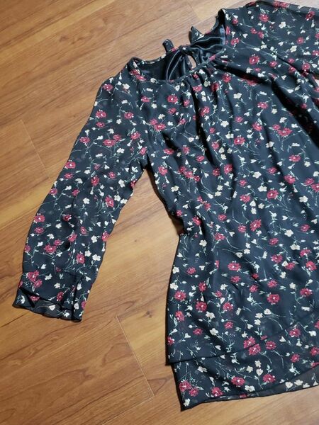 花柄 小花柄 ブラック×赤シフォン チュニックブラウス フリル リボン 綺麗め 七分袖