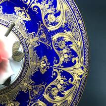 【千】超豪華 27cm ロイヤルウースター コバルト 金盛 薔薇造型 キャビネットプレート 大皿 レイズドゴールド_画像2