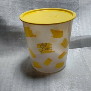  tapper wear Tupperware preservation container yellow color 