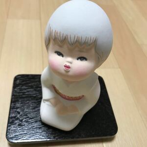 日本人形　人形　和風　置物　陶器　ドール　レトロ　お迎えに　使い子a51