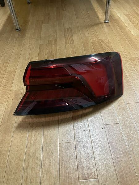 超美品 【AUDI A5 S5 B9 純正 LEDテールライト】アウディ 8W6.945.092J ★即決☆送料無料★早い者勝ち☆右　R☆