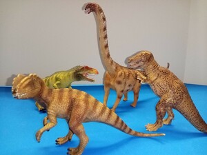 恐竜フィギュア 　ティラノサウルス他４頭