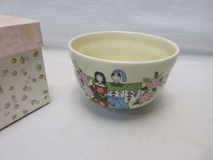 I04030 【 茶道具 英香作 ひな祭り 立ち雛色絵 茶碗 陶印 紙箱 】 検)煎茶道具 茶懐石 お稽古 茶器 茶事 茶湯 茶呑 陶芸 焼物 在銘 ⅰ