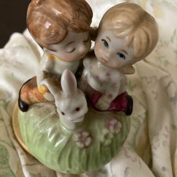 男の子と、女の子と、ウサギの、オルゴールです。ドレミの歌です。