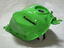 KAWASAKI（カワサキ） 純正 51091-5252-777 フューエル タンク　新車外し 美品　Ninja650 (EX650K) ニンジャ 燃料 ガソリンタンク グリーン_画像3