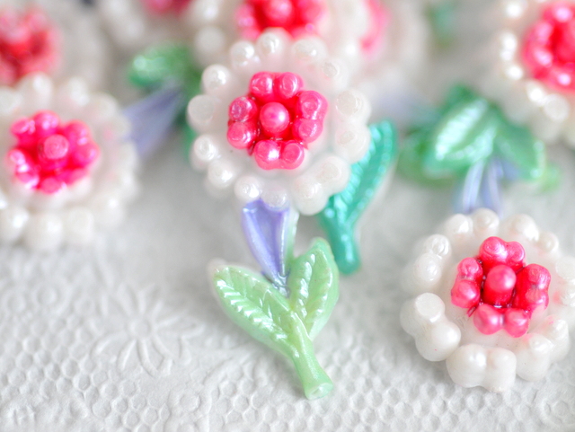 Rot Weiße Gänseblümchen Blume Japan Vintage Cabochon Perlenfarbe Made in Japan Retro Handarbeit Accessoire Teile 22mm 4Stk, Perlenstickerei, Perlen, Plastik